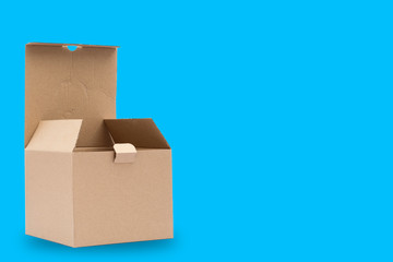 Caja de carton abierta con fondo azul. Caja para envio de paqueteria con diseño minimalista