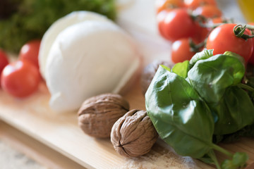 Ingredienti freschi per la preparazione della pizza originale italiana / Fresh ingredients for the preparation of original Italian pizza 