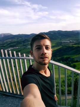 Bel ragazzo si scatta un selfie con un panorama pazzesco