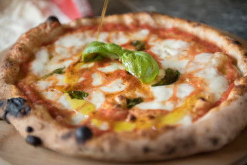 Pizza margherita tipica italiana, pomodoro, mozzarella e basilico, fragrante / Typical Italian margherita pizza, mozzarella, tomato and basil, fragrant