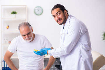 Obraz premium Patient suffering from diabetes visiting doctor