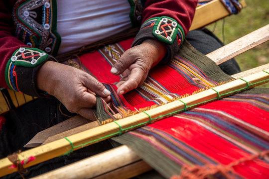 tejedora artesanal, tecnica ancestral tradicional  con tintes naturales, artesanos de Chinchero, en Cusco, Per&uacute;