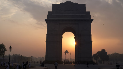 Fototapeta na wymiar close up sunrise shot of sun behind india gate in new delhi