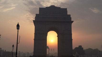 Fototapeta na wymiar the sun in the center of india gate at sunrise in new delhi
