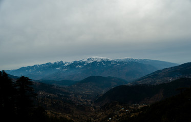 Fototapeta na wymiar beautiful city and himalayan mountain range view from mountain of vaishnodevi, patnitop and Nathatop Jammu 