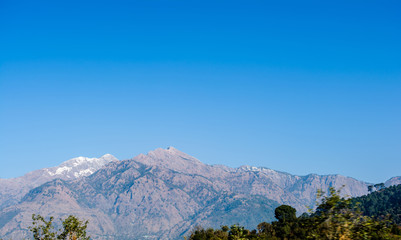 Obraz premium beautiful city and himalayan mountain range view from mountain of vaishnodevi, patnitop and Nathatop Jammu 