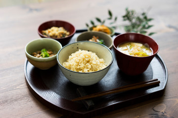 玄米ご飯と和食