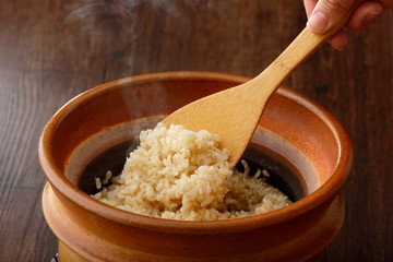 炊きたての玄米ご飯