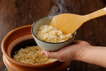 茶碗によそう玄米ご飯