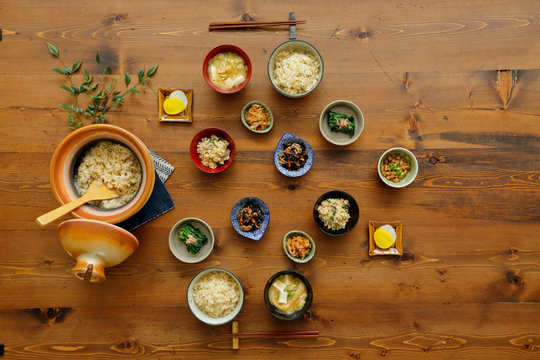 食卓に並ぶ和食