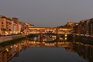 Obraz premium The famous Ponte Vecchio bridge over the Arno river