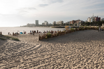 Obraz premium Sandy beach along the bank of the Rio de la Plata, a summer evening, Montevideo