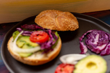 Kaiser with hamburger meat, tomato cheese, avocado, lettuce. It can be prepared or eaten separately.