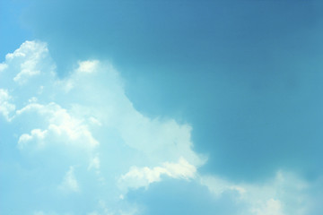 Obraz premium a photo of a cloud in the bright blue sky in the morning, looking very beautiful and charming.