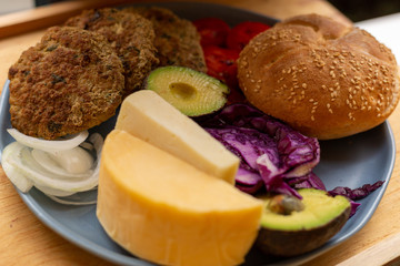 Kaiser with hamburger meat, tomato cheese, avocado, lettuce. It can be prepared or eaten separately.