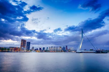 Papier Peint photo autocollant Pont Érasme Destination de voyage néerlandaise. Vue sur le célèbre Erasmusbrug (Swan Bridge) à Rotterdam en face du port et du port. Image réalisée au crépuscule.