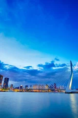 Photo sur Plexiglas Pont Érasme Destination de voyage néerlandais. Vue sur le célèbre Erasmusbrug (pont des cygnes) à Rotterdam en face du port et du port. Photo faite au crépuscule.