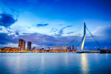 Destination de voyage néerlandaise. Vue sur le célèbre Erasmusbrug (Swan Bridge) à Rotterdam en face du port et du port. Image réalisée au crépuscule.