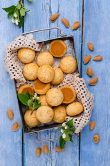 Round cookies with almonds