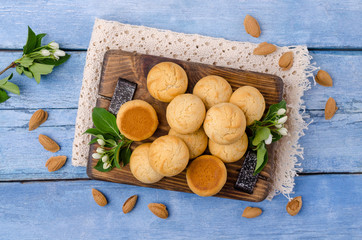 Round cookies with almonds