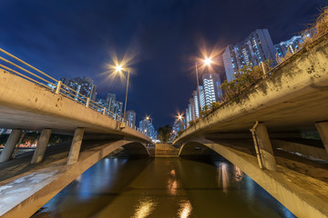 Obraz premium bridge of road in downtown of Hong Kong city at night