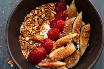 Dish with yogurt, strawberries, granola, nuts, ideal for an energy-packed vegetarian diet