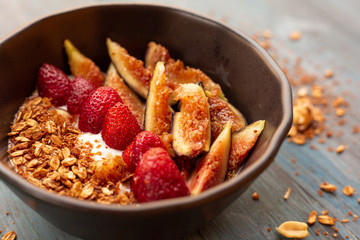 Dish with yogurt, strawberries, granola, nuts, ideal for an energy-packed vegetarian diet