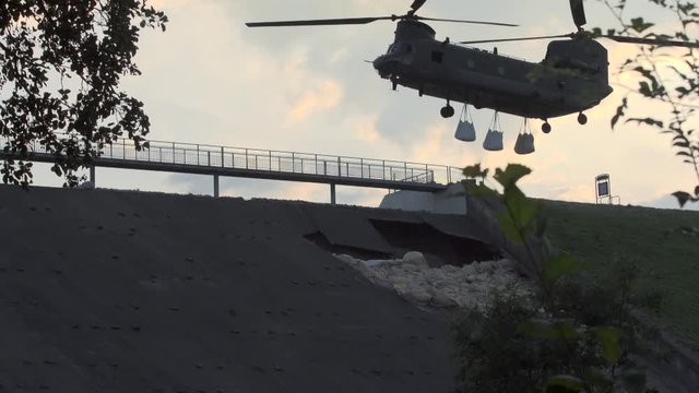 The arrival of tandem-rotor helicopter to prevent flooding of English town
