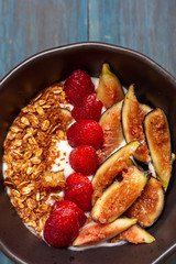 Dish with yogurt, strawberries, granola, nuts, ideal for an energy-packed vegetarian diet