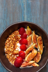 Dish with yogurt, strawberries, granola, nuts, ideal for an energy-packed vegetarian diet