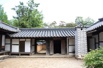 Fototapeta na wymiar Traditional Korean style architecture in South Korea. Traditional Korean house.