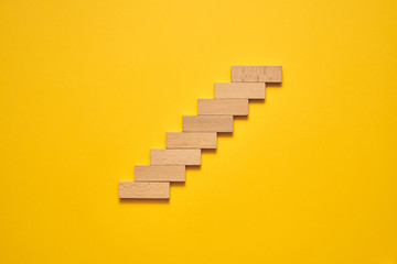 Wspinaczka po schodach do sukcesu i postępu w conceptualnym wizerunku
