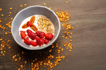 Dish with yogurt, strawberries, granola, nuts, ideal for an energy-packed vegetarian diet