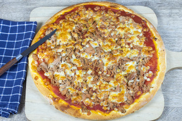pizza au thon et mozzarella sur une table