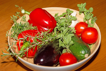 Frisches mediterranes Gemüse aus dem eigenen Garten