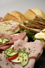 halbe Belegte Brötchen mit Salami und Käse,