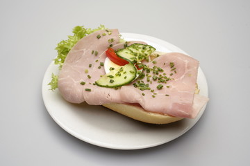 Ein Halbes Belegtes Brötchen mit Schinken