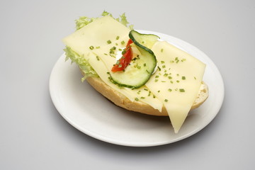 Ein Halbes Belegtes Br&ouml;tchen mit K&auml;se