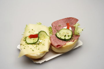Zwei halbe Belegte Brötchen mit Salami und Käse