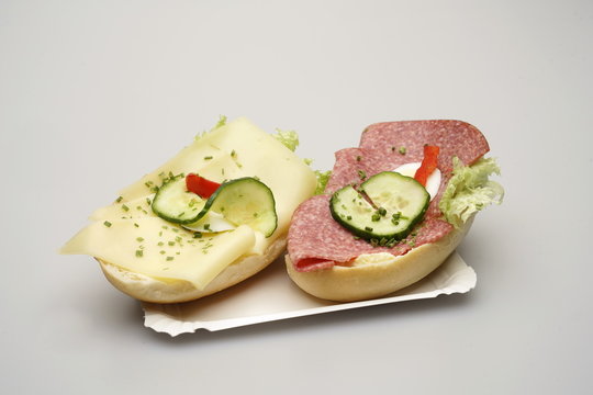 Zwei halbe Belegte Br&ouml;tchen mit Salami und K&auml;se