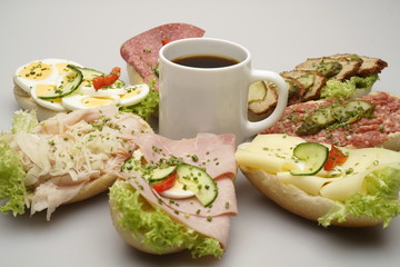 7 halbe Belegte Br&ouml;tchen mit Salami und K&auml;se, Tasse Kaffee