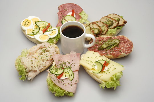 7 halbe Belegte Br&ouml;tchen mit Salami und K&auml;se, Tasse Kaffee