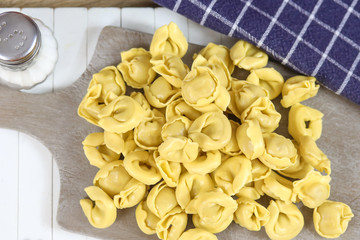 tortellini cru sur une planche à découper
