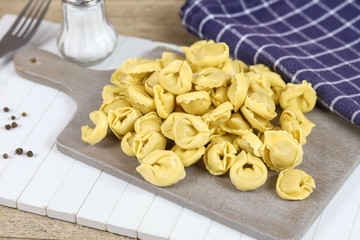 tortellini cru sur une planche à découper