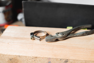 repair keys and vises, tongs, shunt for construction