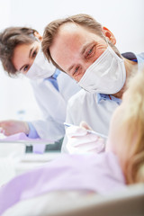 Zahnarzt Team mit Mundschutz bei der Behandlung