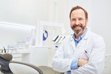 Erfolgreicher Zahnarzt im weißen Kittel