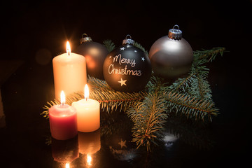 Weihnachtsstimmung mit Kerzen und Kugeln
