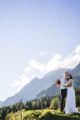 Fototapeta na wymiar Brautpaar in den Bergen Hochkönig Österreich