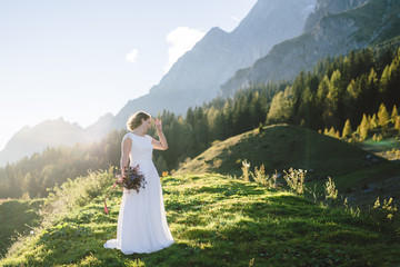 Braut geht in den Bergen Österreichs